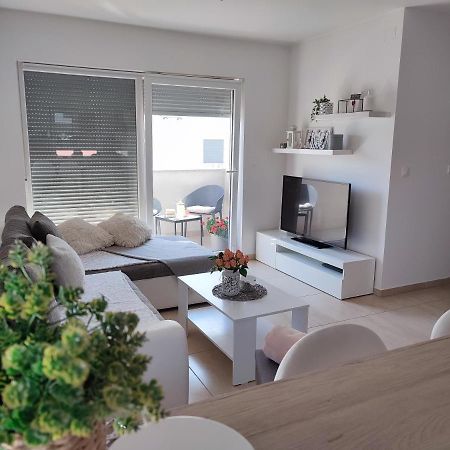 Nina Apartment Pula Bagian luar foto