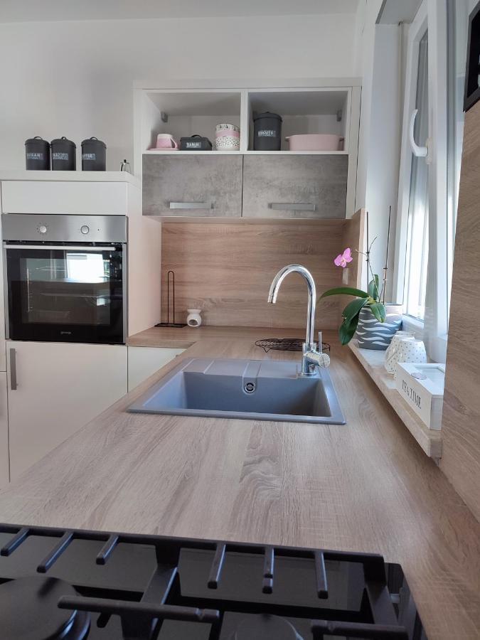 Nina Apartment Pula Bagian luar foto