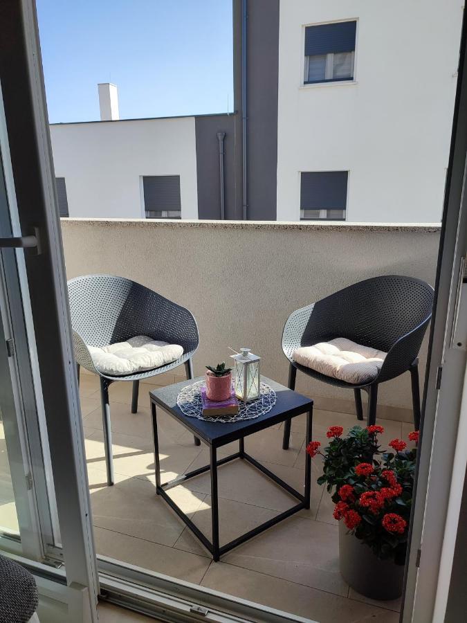 Nina Apartment Pula Bagian luar foto