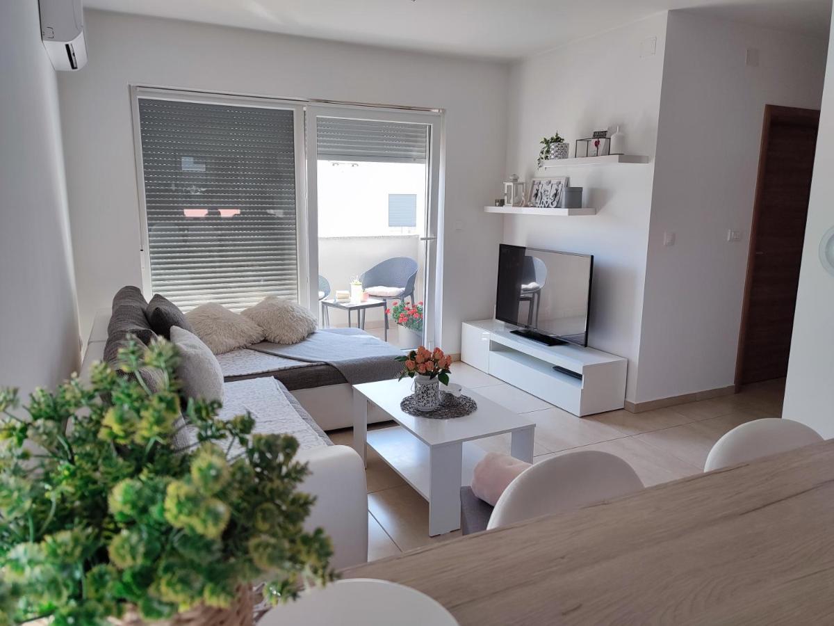 Nina Apartment Pula Bagian luar foto